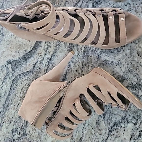 4 Pairs of Heels - Picture 15 of 16